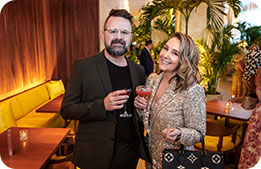 Marriott Bonvoy Cardmembers pose with their wine and signature cocktails