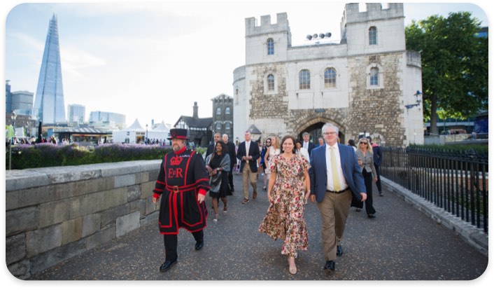 
Marriott Bonvoy cardmembers outside Shakespeare's Globe during the Special London Tour: Experience Wimbledon