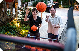 Marriott Bonvoy Cardmembers enjoying a basketball scoring contest