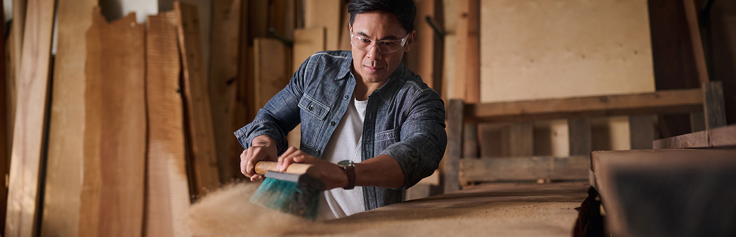 Workers looking at eachother in the kitchen