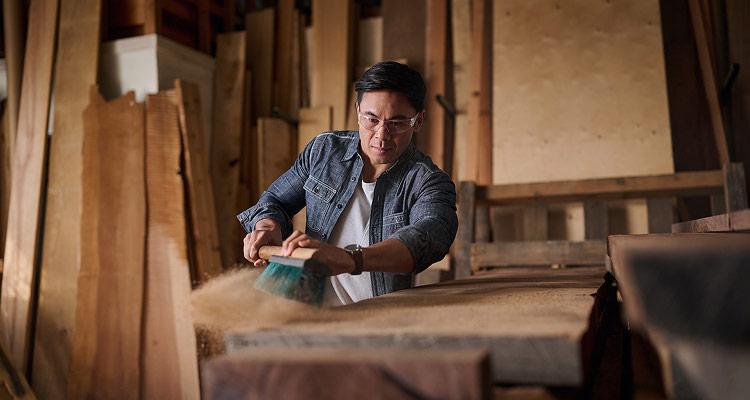 Workers looking at eachother in the kitchen