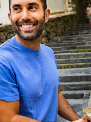 Man in blue shirt @chasesapphire Instagram post