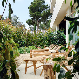 Garden terrace dining at Kimpton Aysla Mallorca