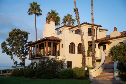 Presqu'ile Winery estate exterior